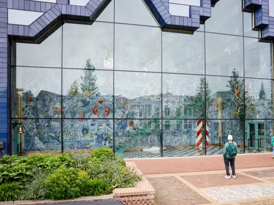 Huis van Delft kijk naar binnen door de glazen pui